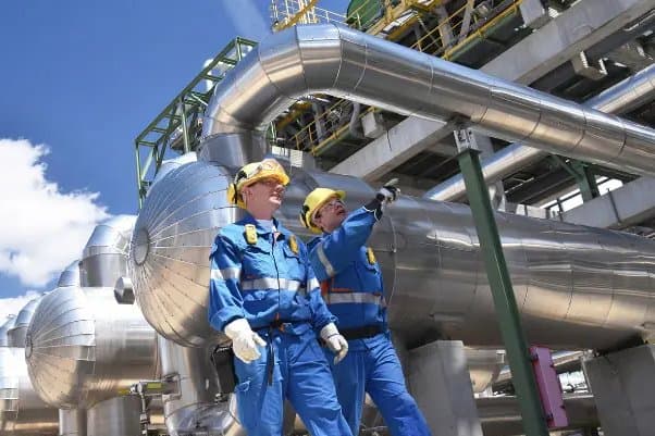 E&I crew walking through a process plant